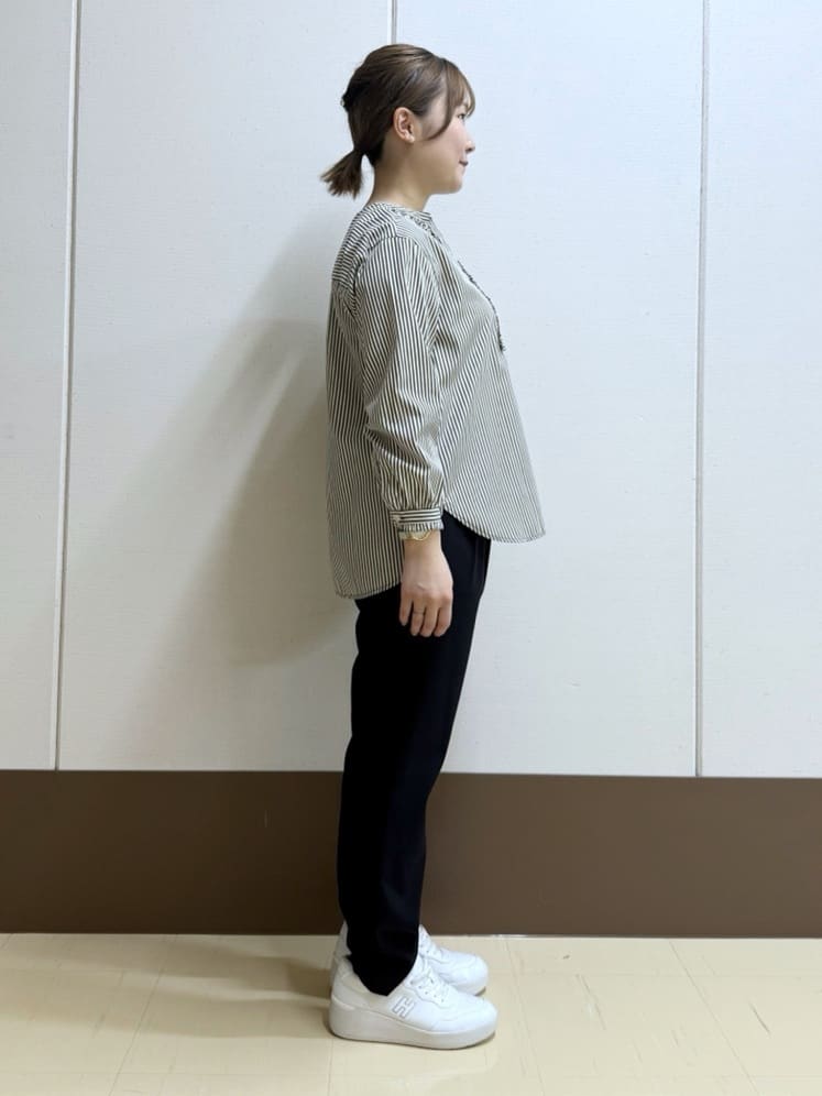 Rikoさんの「INDIVI｜人気NO.1【褒められパンツ／高ストレッチ／ウエストゴム】タックテーパードパンツ」を使ったコーディネート