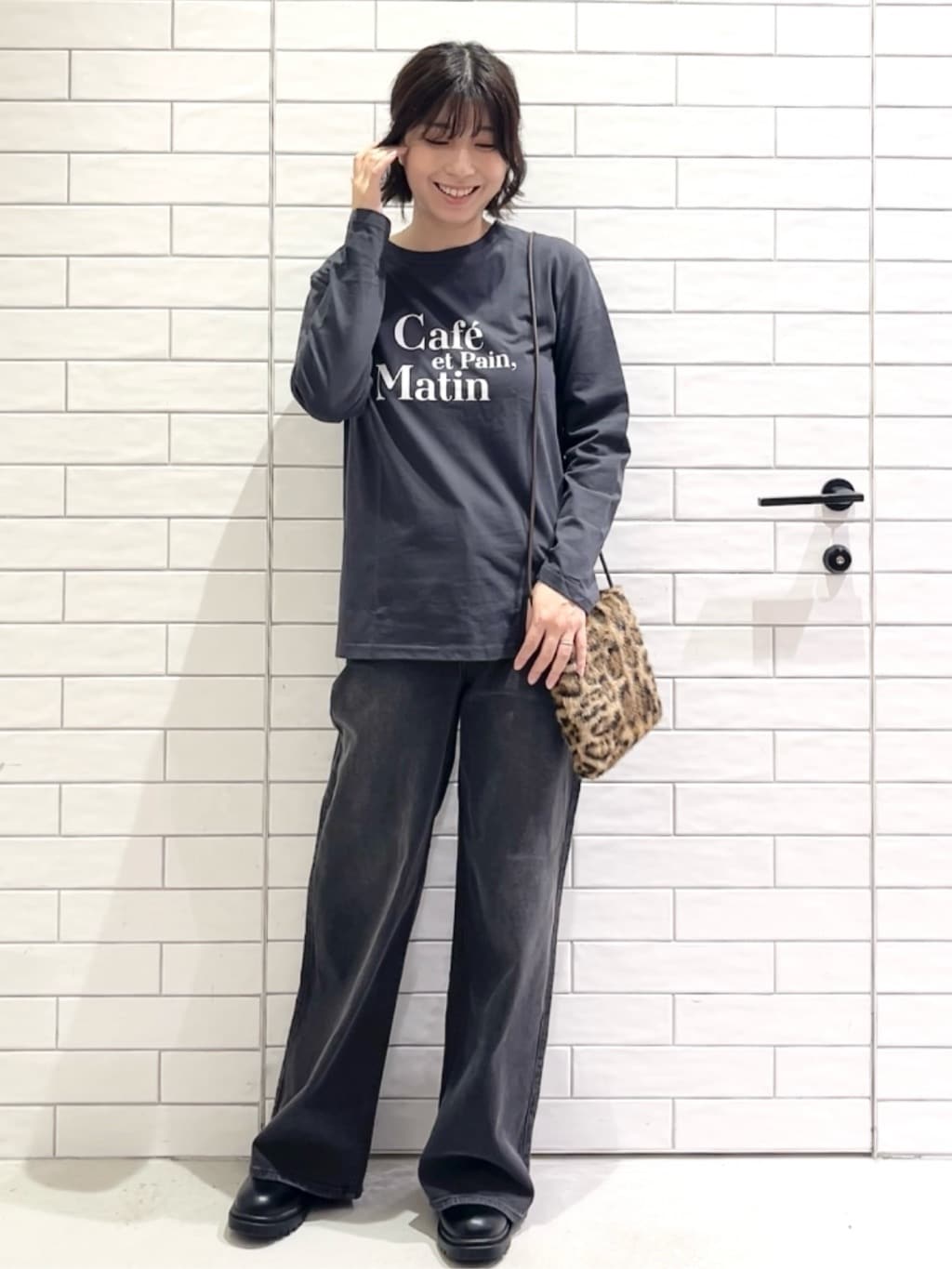 しおりさんの「OPAQUE.CLIP｜ロングロゴTシャツ【洗濯機OK】」を使ったコーディネート