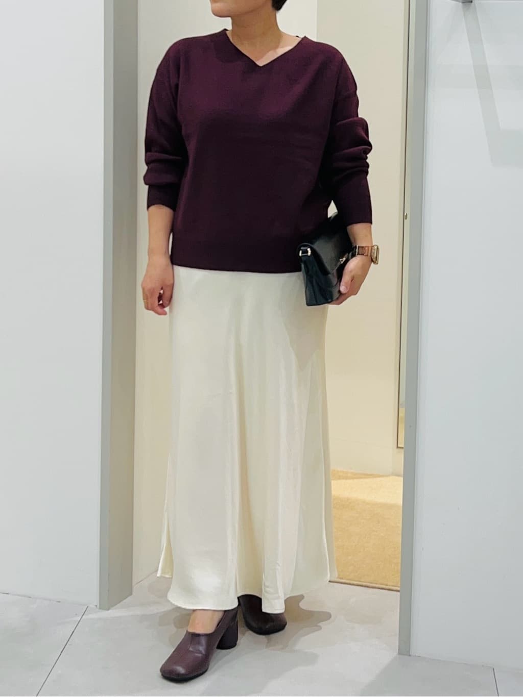 タナさんの「THE SHOP TK｜【すっきりシルエットが叶う】大人のためのVネックニット/毛玉になりにくい/静電気防止/洗濯機OK」を使ったコーディネート