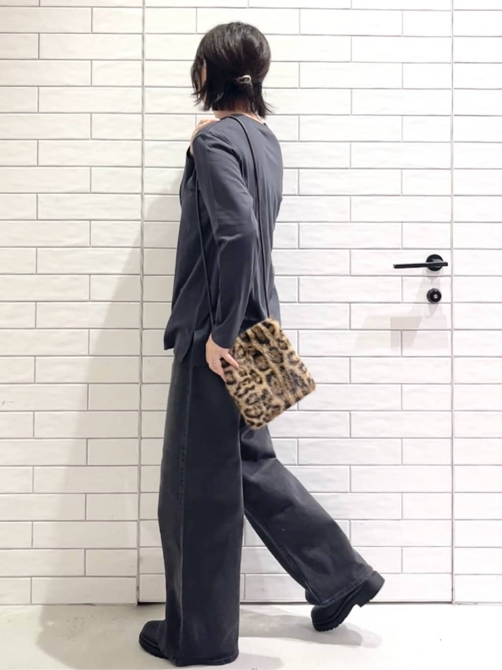 しおりさんの「OPAQUE.CLIP｜ロングロゴTシャツ【洗濯機OK】」を使ったコーディネート