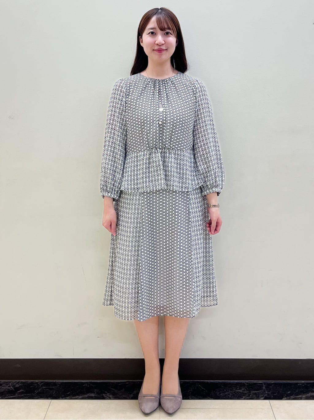 mikikoさんの「Reflect｜【きちんと見え／セットアップ可／通勤におすすめ◎】ペプラムプリントブラウス」を使ったコーディネート