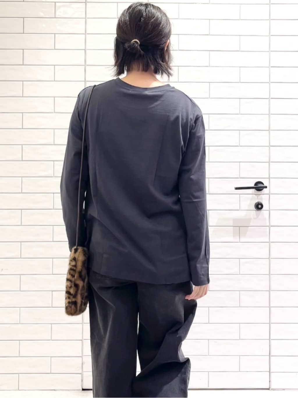 しおりさんの「OPAQUE.CLIP｜ロングロゴTシャツ【洗濯機OK】」を使ったコーディネート