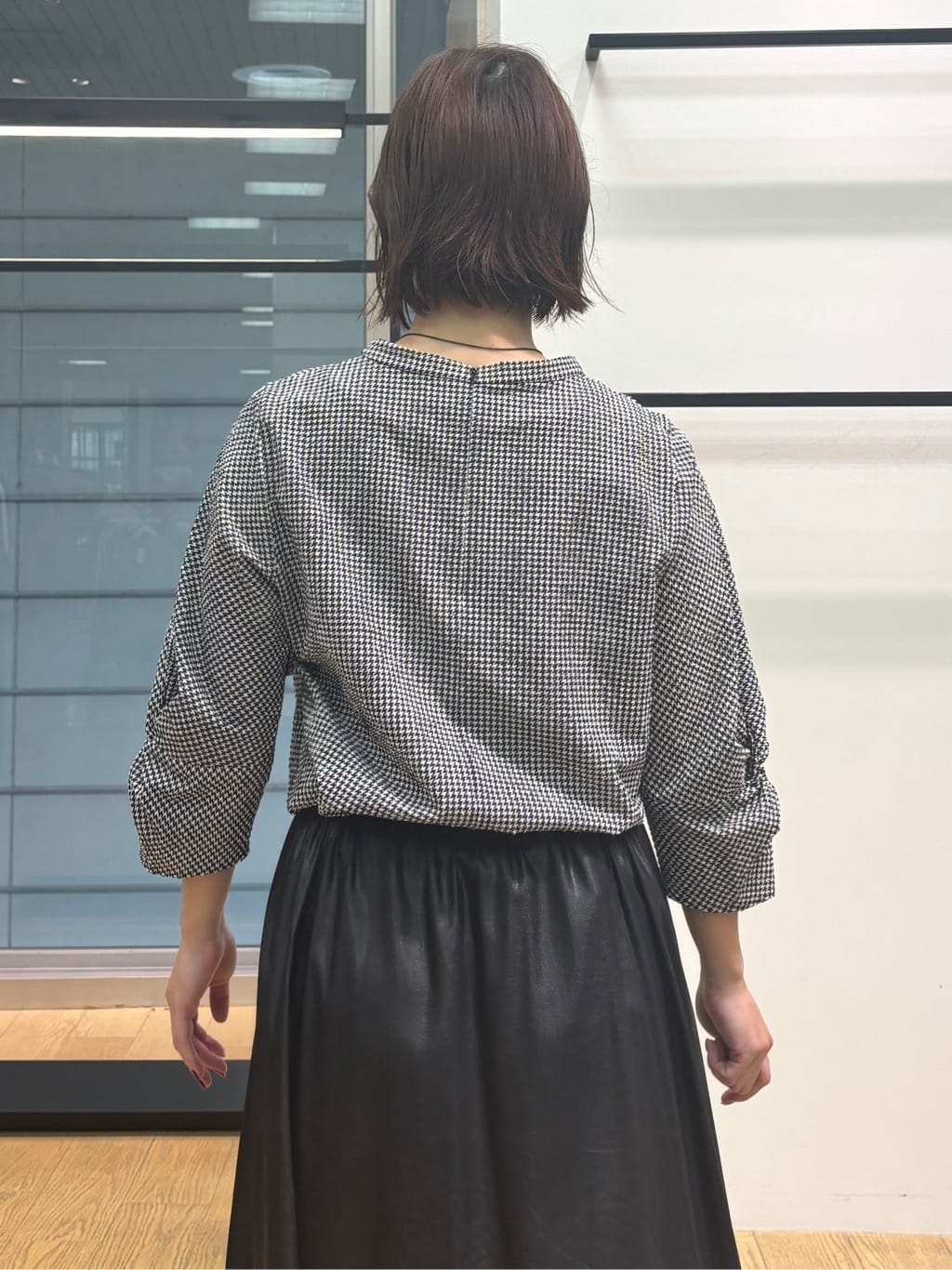 asamiさんの「INDIVI｜レザー調ギャザースカート」を使ったコーディネート