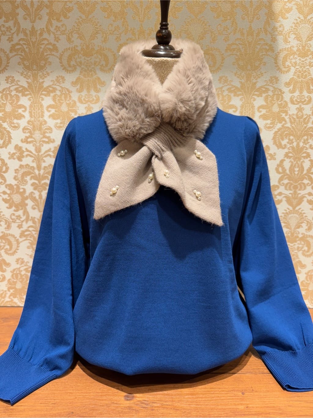 あーさんの「SHOO･LA･RUE｜ファー&times;パール風付きニットティペット」を使ったコーディネート