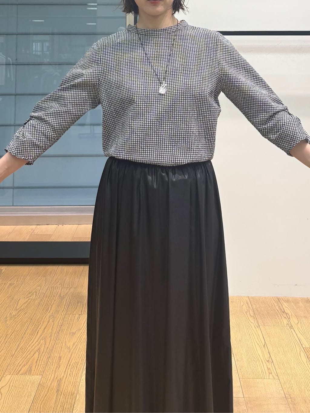 asamiさんの「INDIVI｜レザー調ギャザースカート」を使ったコーディネート