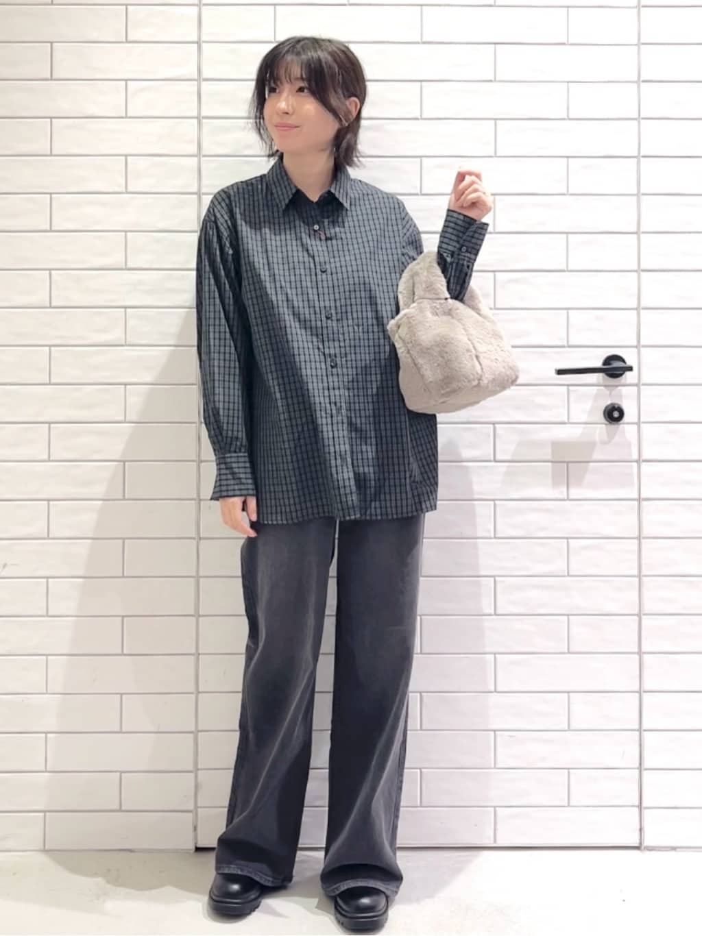 しおりさんの「OPAQUE.CLIP｜チェック柄レギュラーシャツ【洗濯機OK】」を使ったコーディネート