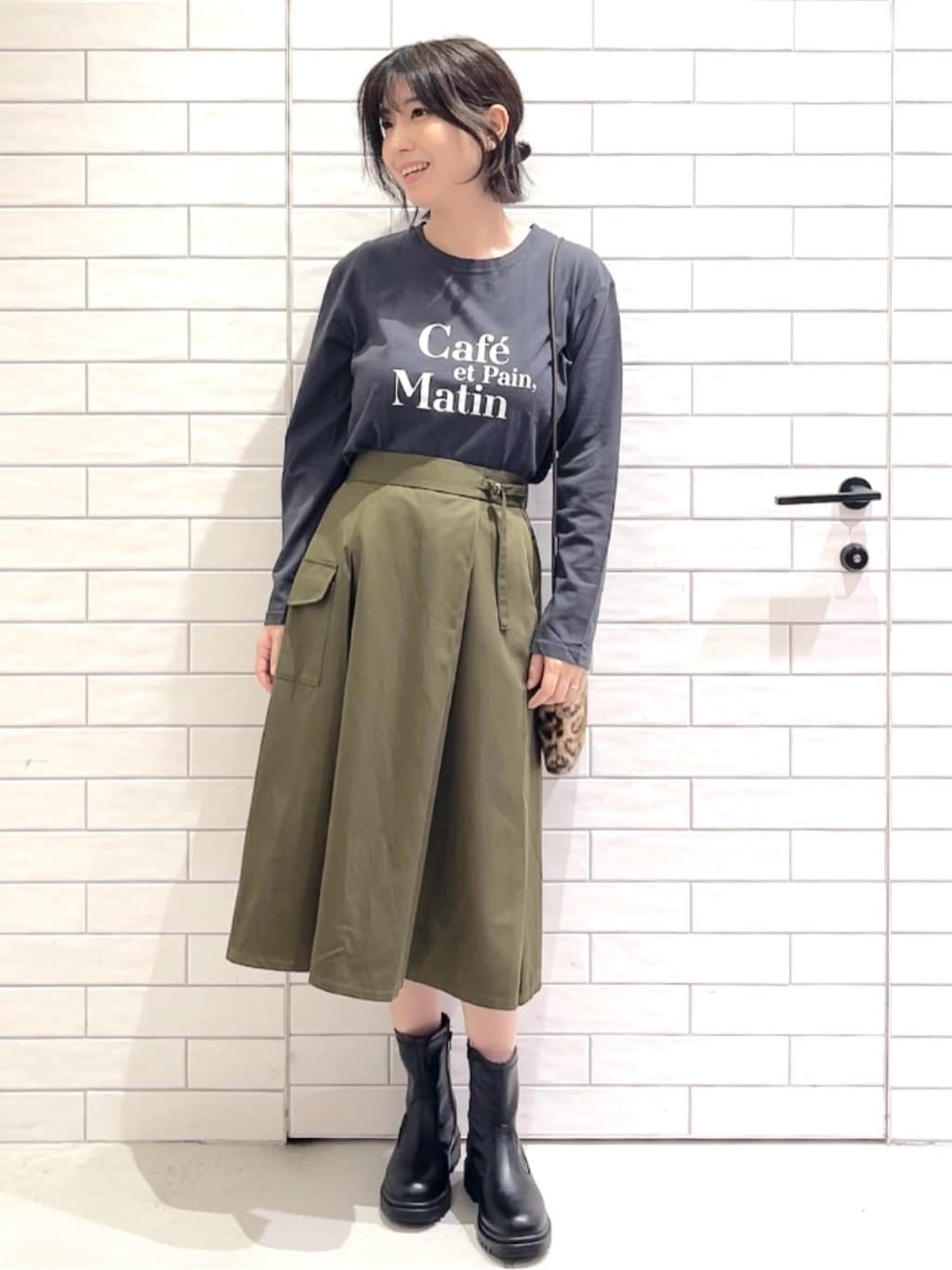 しおりさんの「OPAQUE.CLIP｜ロングロゴTシャツ【洗濯機OK】」を使ったコーディネート