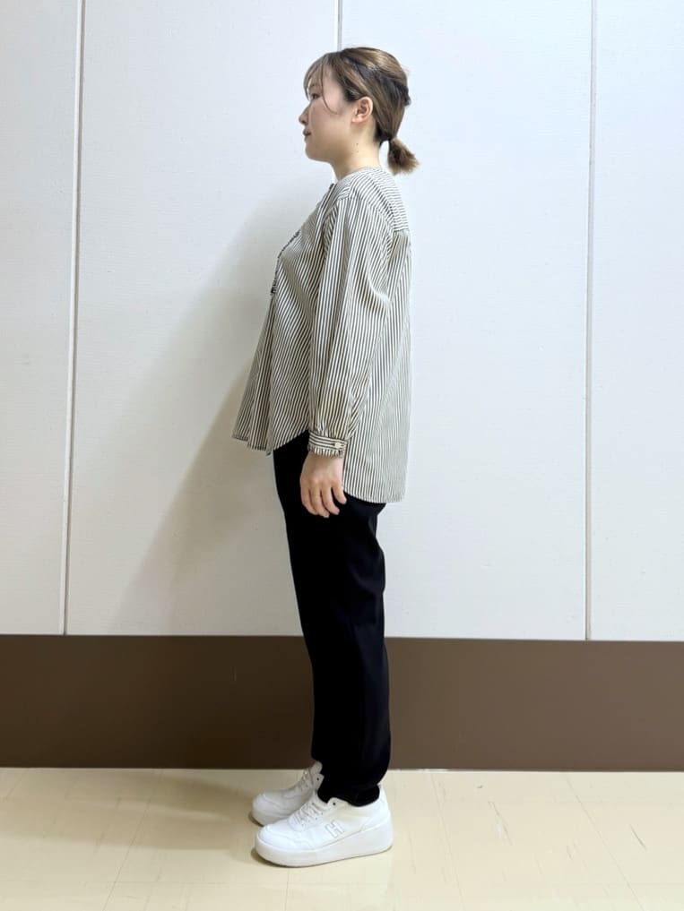 Rikoさんの「INDIVI｜人気NO.1【褒められパンツ／高ストレッチ／ウエストゴム】タックテーパードパンツ」を使ったコーディネート