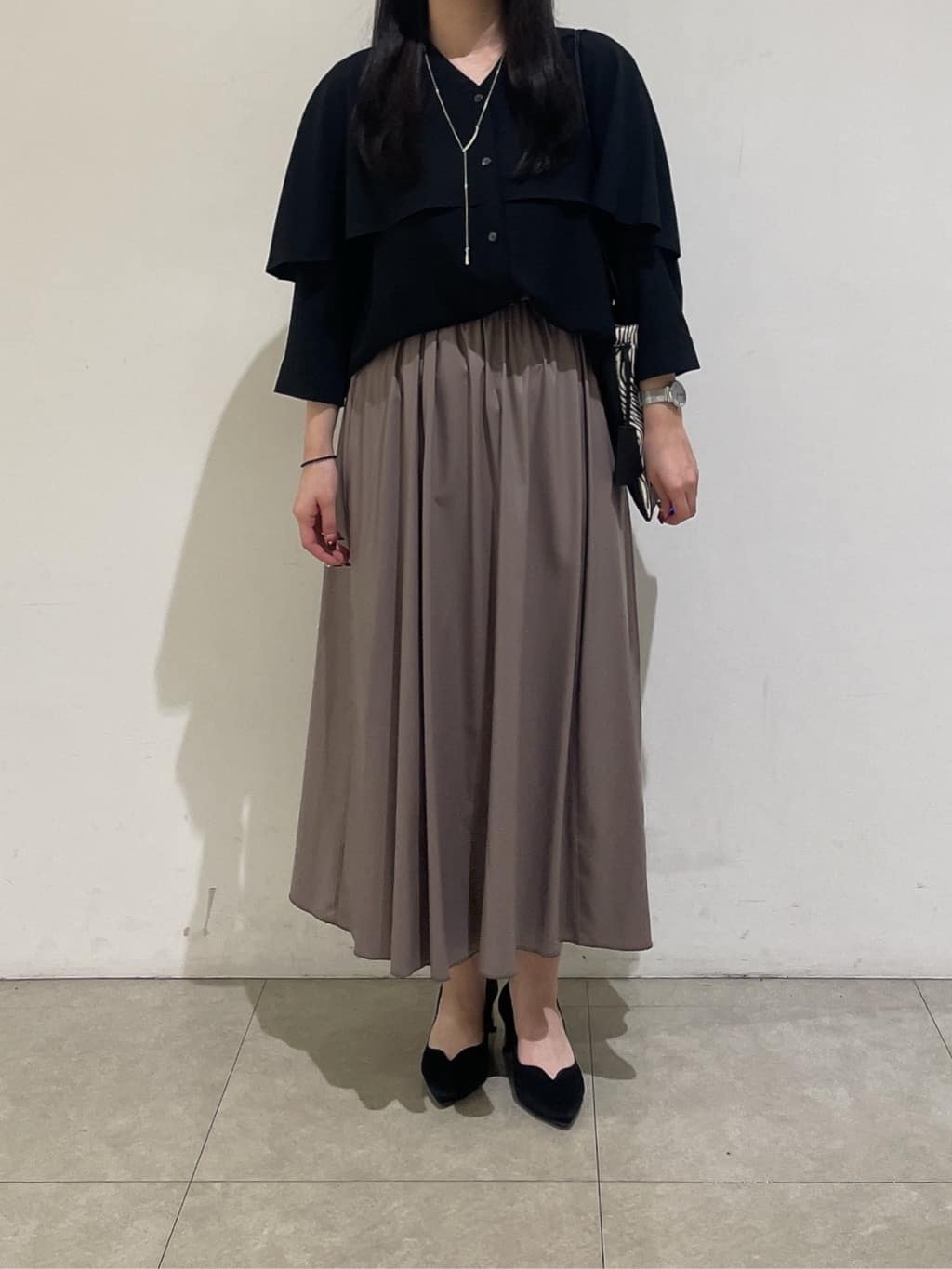 emikaさんの「INDIVI｜【羽織りとしても活躍！】ケープカラーブラウス」を使ったコーディネート