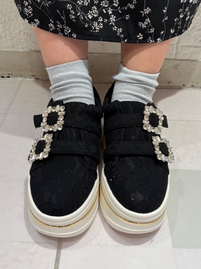 SEIKOさんの「ESPERANZA｜ビジューバックルWストラップレーススニーカー」を使ったコーディネート