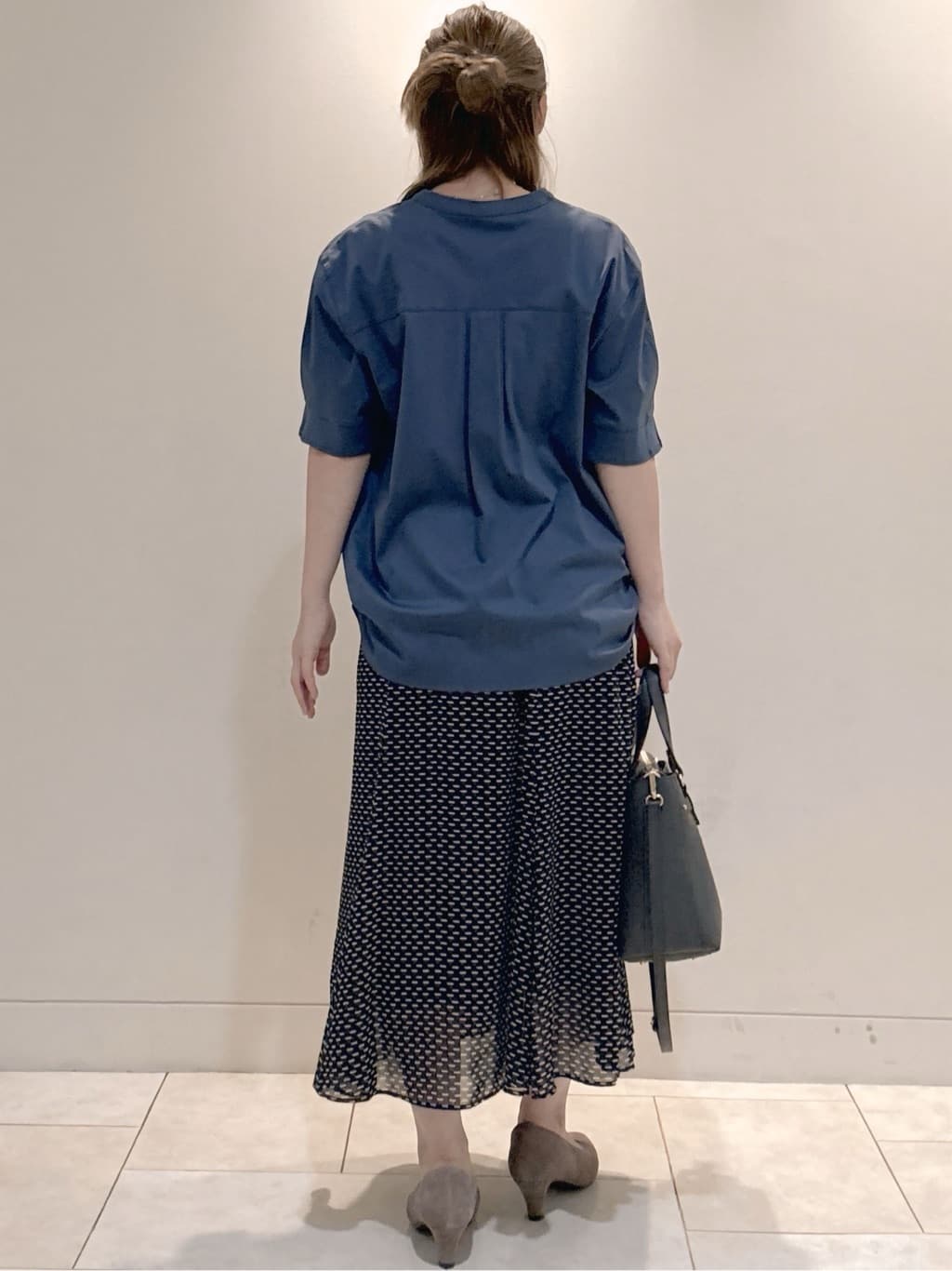 S&auml;K&iuml;さんの「Reflect｜【すっきり見え！長め丈／マシンウォッシュ可】スキッパーネックジャージトップス」を使ったコーディネート