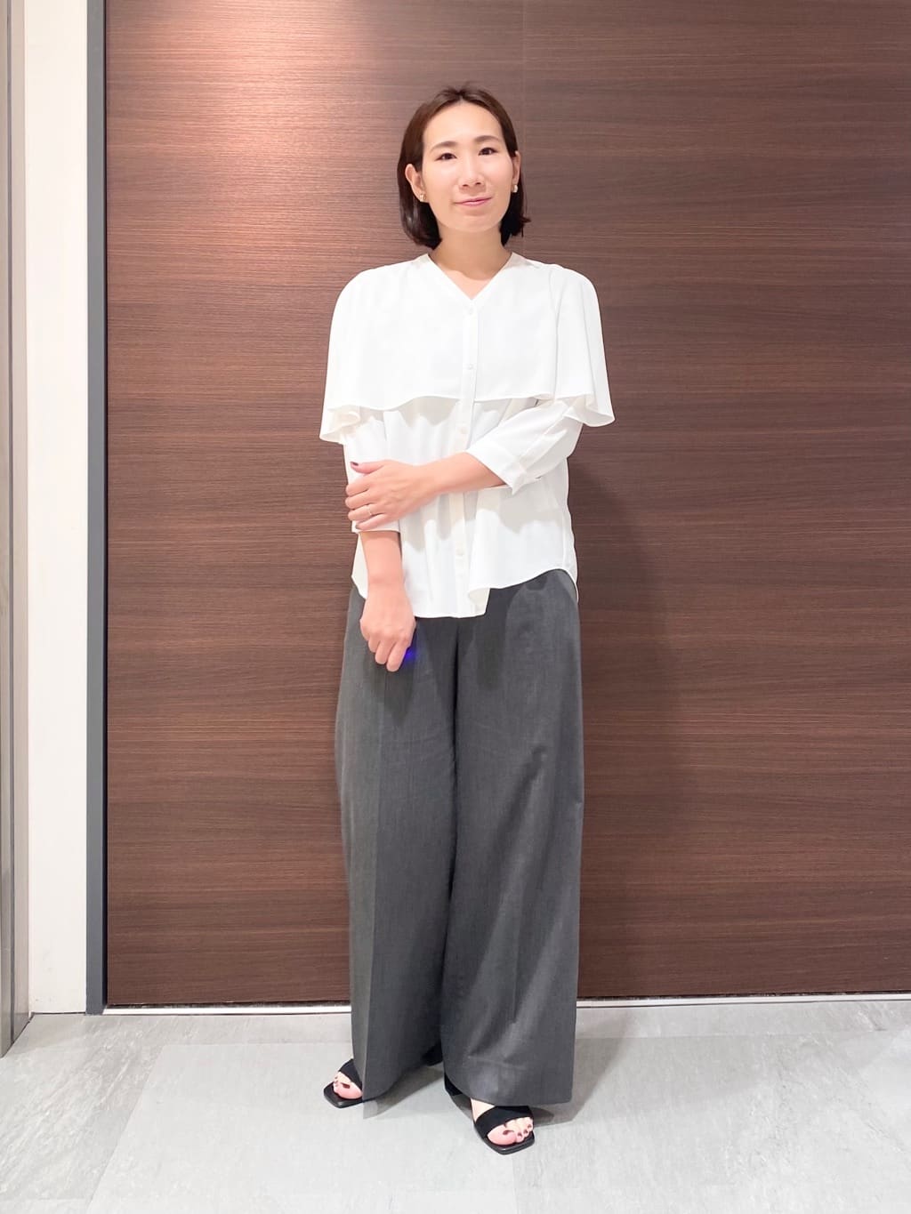 YUKARIさんの「INDIVI｜【羽織りとしても活躍！】ケープカラーブラウス」を使ったコーディネート