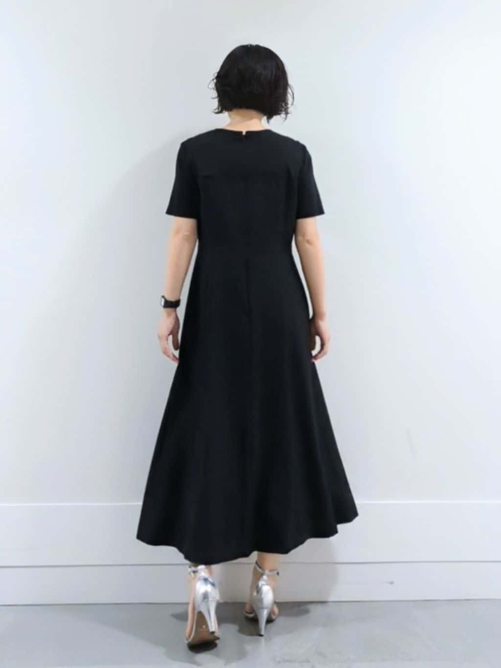 ミズタさんの「UNTITLED｜【きれいめカジュアル/セミフレア】異素材ドッキングワンピース」を使ったコーディネート