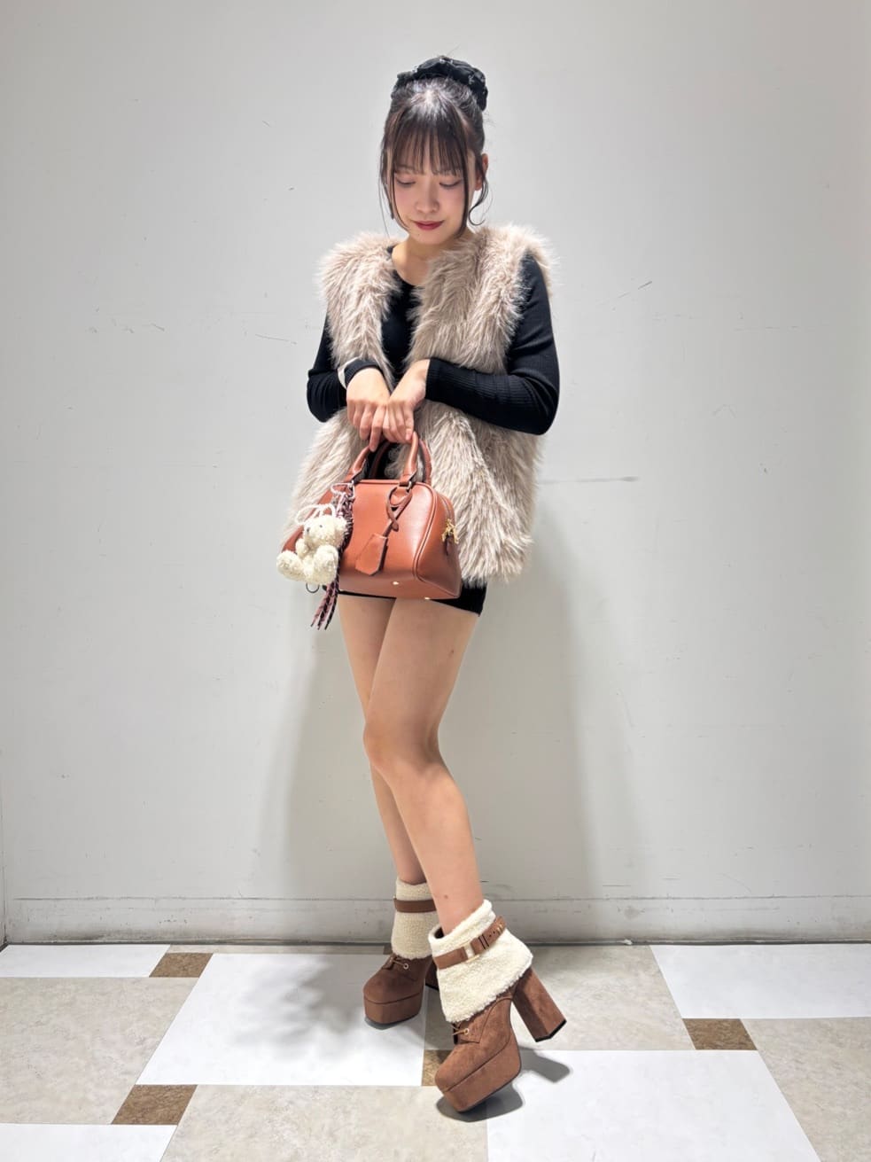 せらら⭐️さんの「ESPERANZA｜【ラク盛り／ショートブーツ】リピーター続出／脚長美脚 3WAYボアレースアップショートブーツ」を使ったコーディネート
