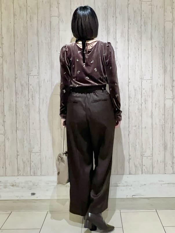 Hana...eさんの「index｜バックシャン小花刺繍ベロアトップス【洗濯機OK】」を使ったコーディネート