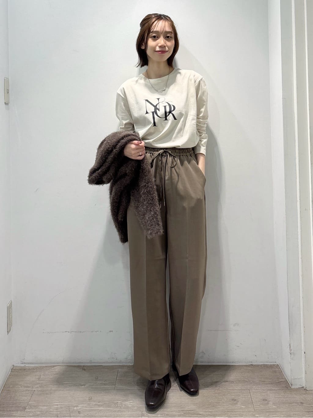 ぶまりんさんの「OPAQUE.CLIP｜ロングロゴTシャツ【洗濯機OK】」を使ったコーディネート