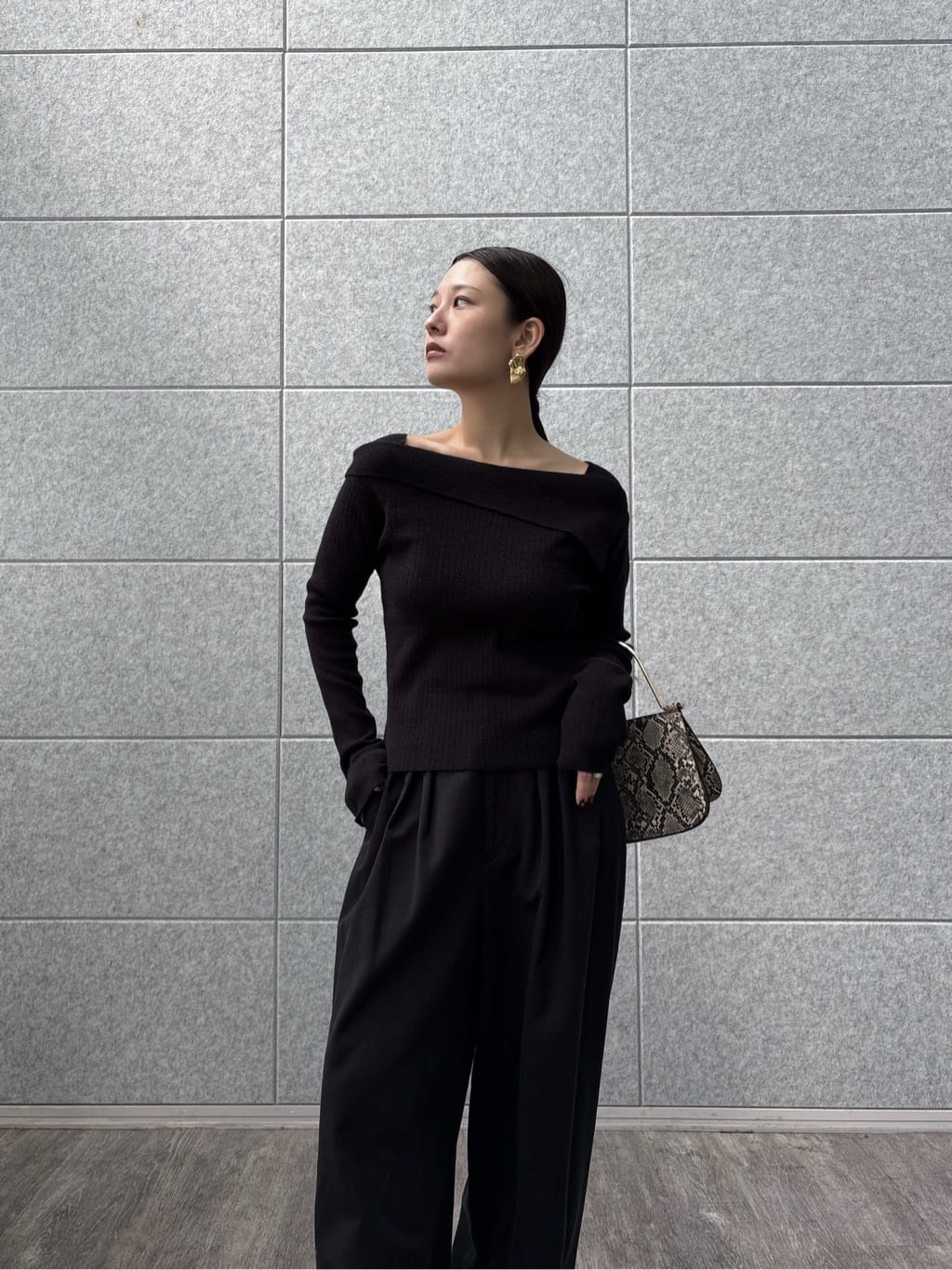 ayanoさんの「INDIVI｜【再入荷】アシメオフショルニット」を使ったコーディネート