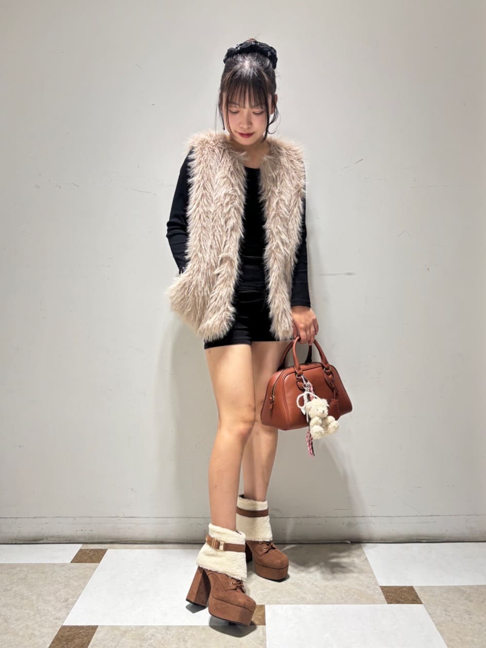 せらら⭐️さんの「ESPERANZA｜【ラク盛り／ショートブーツ】リピーター続出／脚長美脚 3WAYボアレースアップショートブーツ」を使ったコーディネート
