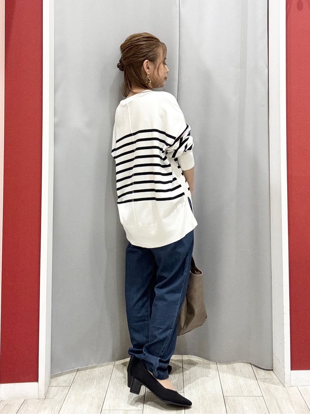 shioさんの「SHOO･LA･RUE｜【高レビュー/SS-LL/美脚シルエット】自然に体型カバー イージーデニム テーパードパンツ」を使ったコーディネート