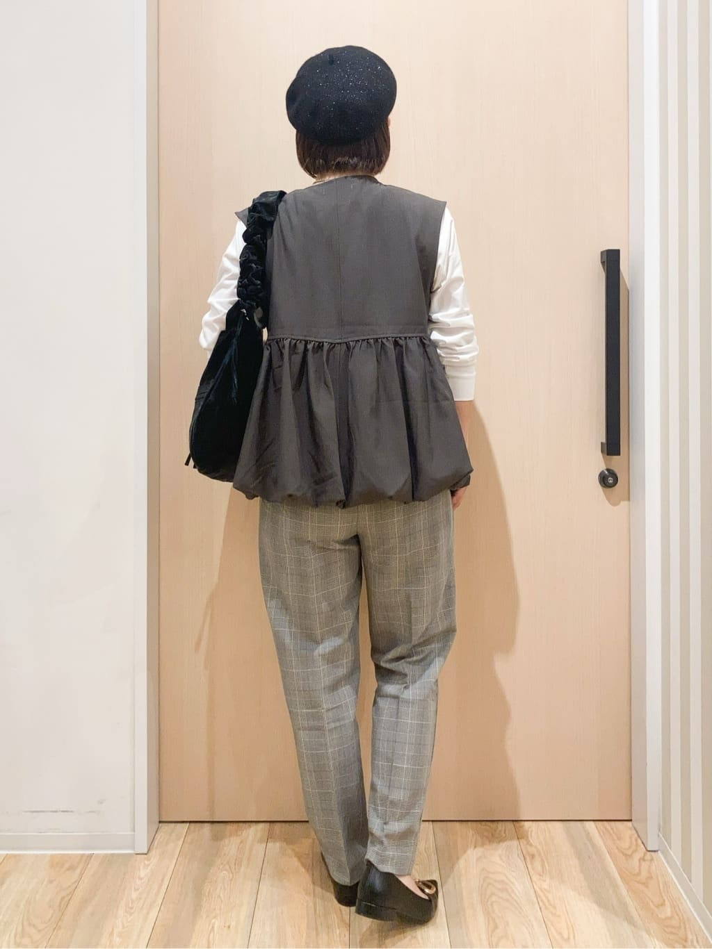 yocchiさんの「SHOO･LA･RUE｜【S-LL】美シルエット 裾バルーンシルエットジレ」を使ったコーディネート