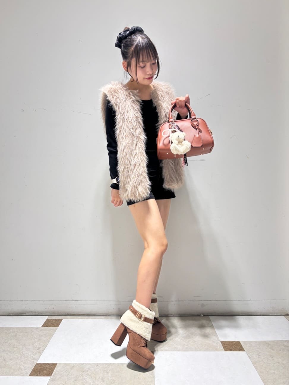 せらら⭐️さんの「ESPERANZA｜【ラク盛り／ショートブーツ】リピーター続出／脚長美脚 3WAYボアレースアップショートブーツ」を使ったコーディネート