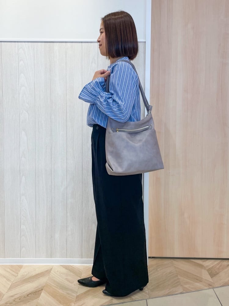 tomoさんの「SHOO･LA･RUE｜【S-LL】キャンディースリーブが女性らしい マルチストライプブラウス」を使ったコーディネート