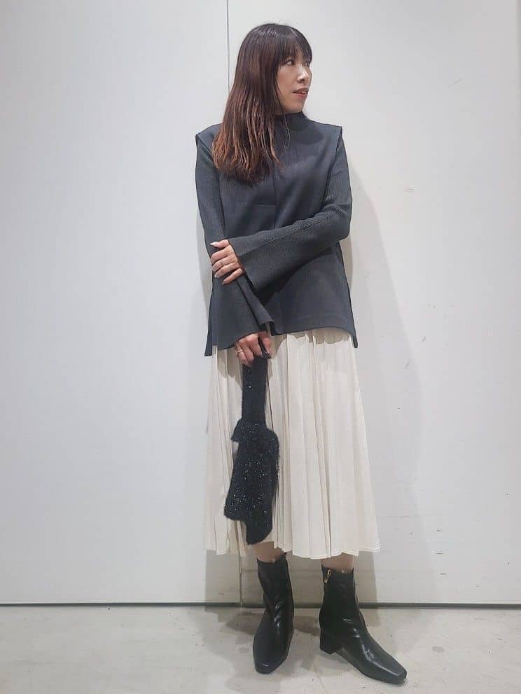 hmさんの「OPAQUE.CLIP｜フェイクスウェードプリーツスカート【静電気防止加工／洗濯機OK】」を使ったコーディネート