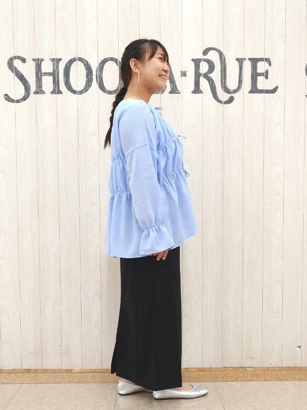 とろろさんの「SHOO･LA･RUE｜シャーリングデザインブラウス」を使ったコーディネート