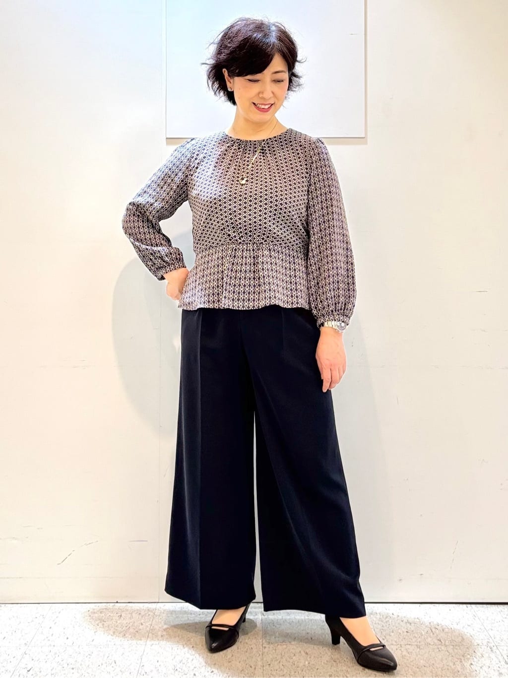 ヤスコさんの「Reflect｜【きちんと見え／セットアップ可／通勤におすすめ◎】ペプラムプリントブラウス」を使ったコーディネート