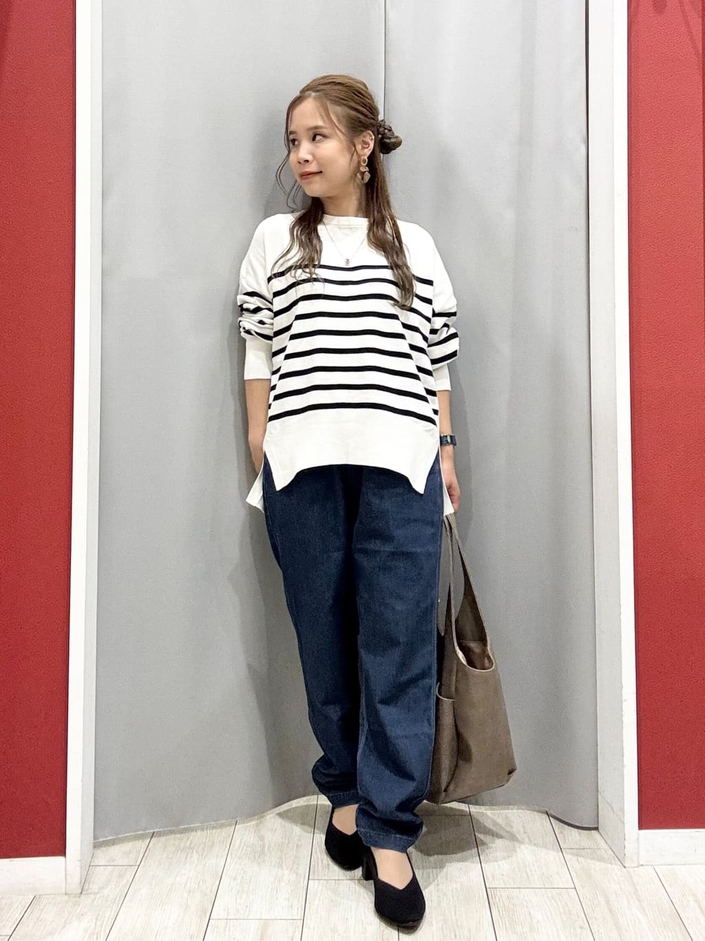 shioさんの「SHOO･LA･RUE｜【高レビュー/SS-LL/美脚シルエット】自然に体型カバー イージーデニム テーパードパンツ」を使ったコーディネート