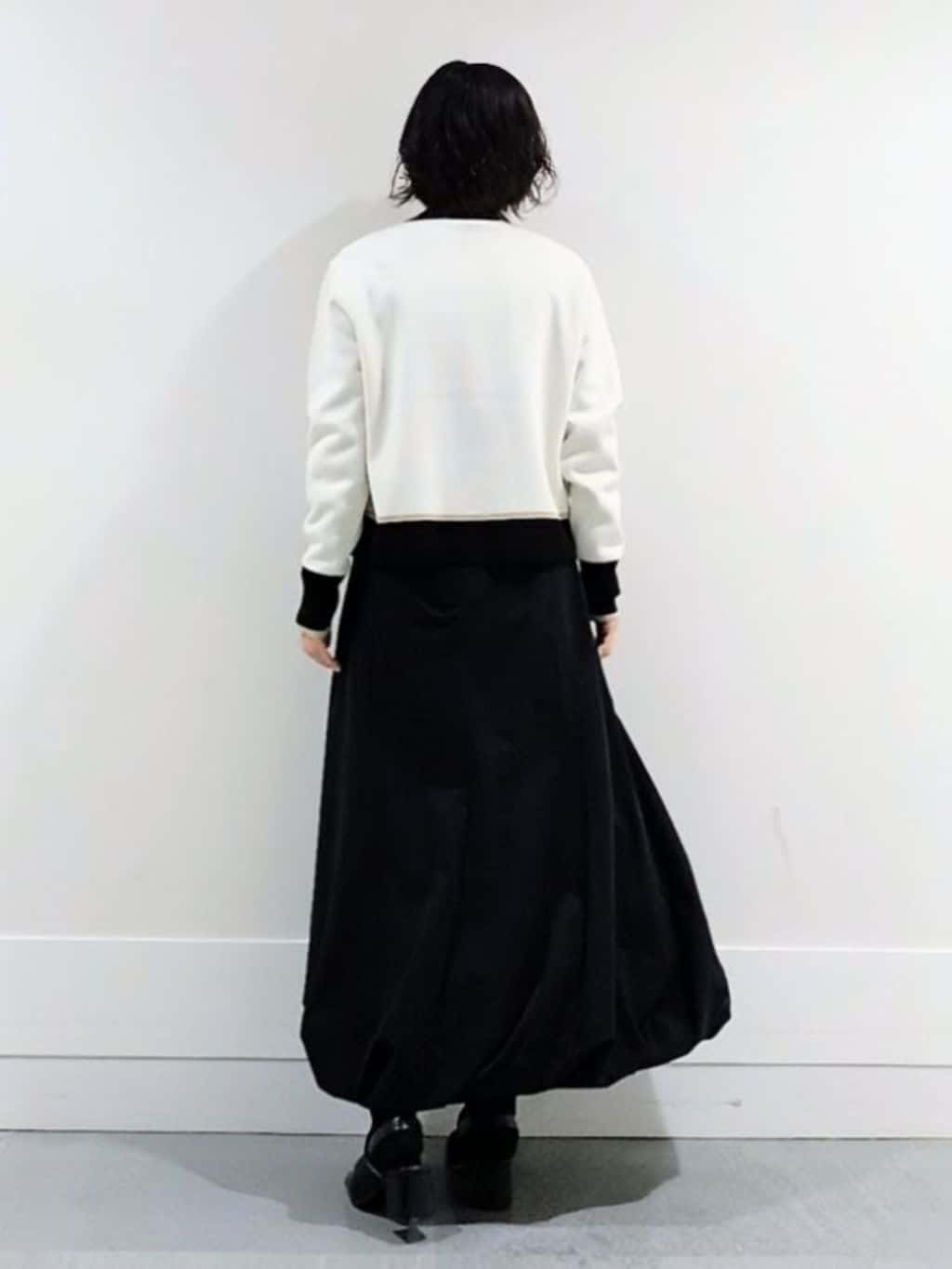 ミズタさんの「UNTITLED｜【1枚で着映え/オンオフ着回し】フリルサテンブラウス」を使ったコーディネート