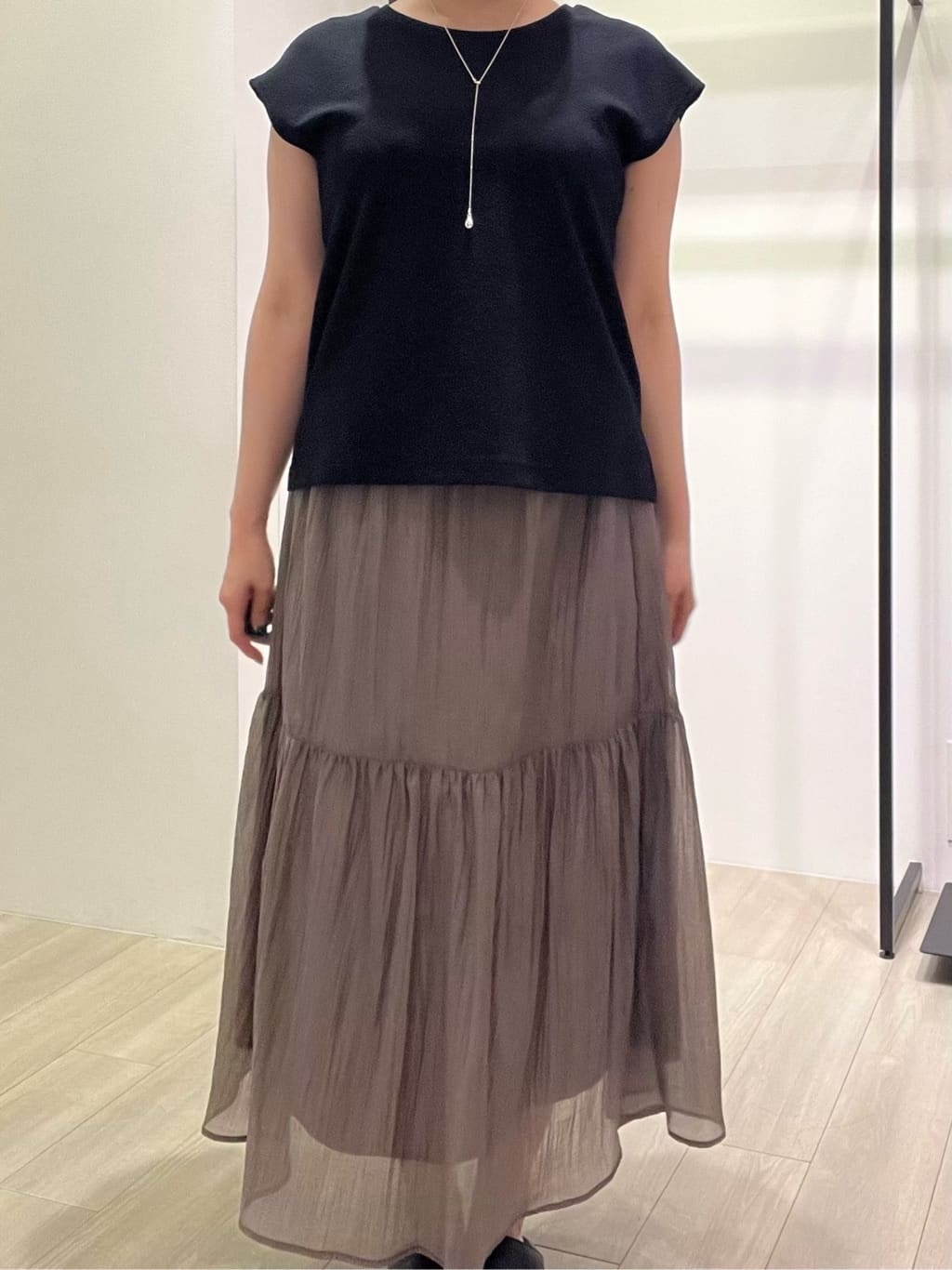 TOMOMIさんの「INDIVI｜【2点セット／着回し◎】ノースリーブ＆ティアードスカート カセット服」を使ったコーディネート