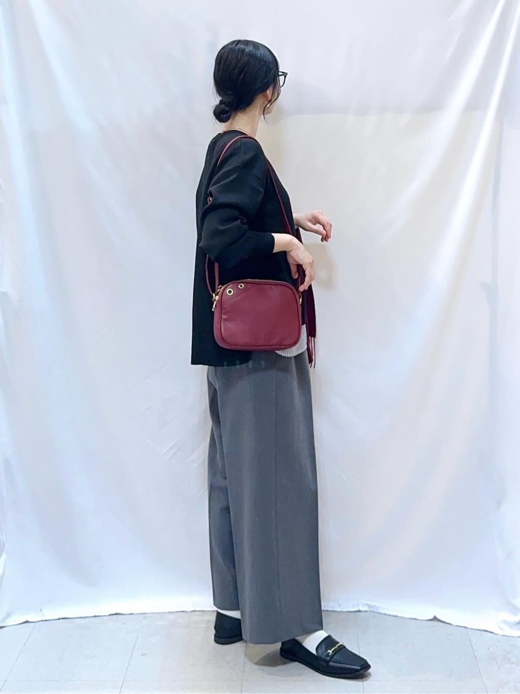 𝐇𝐢𝐫𝐨𝐦𝐢さんの「SHOO･LA･RUE｜【洗濯機可/S-LL】すっきり上品きれい見え タックワイドパンツ」を使ったコーディネート