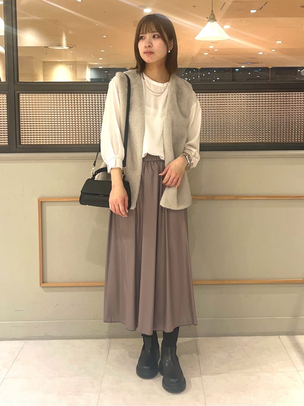 kumiさんの「INDIVI｜【セットアップ可能】スエード調サテンブラウス」を使ったコーディネート