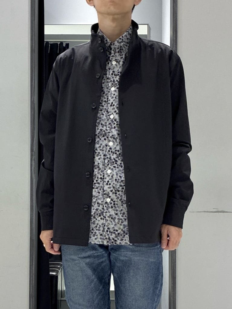 わいずみさんの「TAKEO KIKUCHI｜【3D ナイロン ストレッチ】スタンドカラー シャツブルゾン」を使ったコーディネート