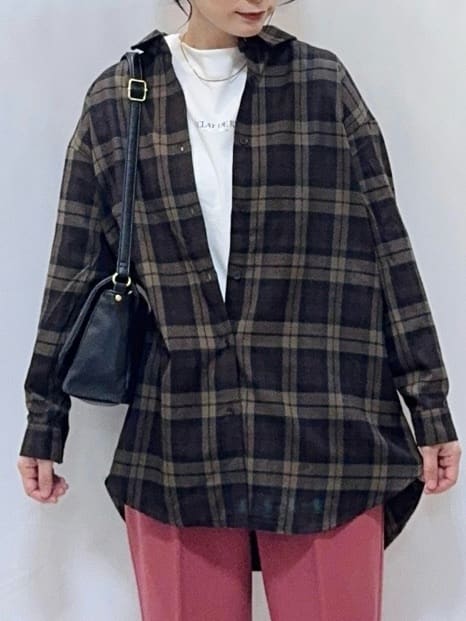 𝐇𝐢𝐫𝐨𝐦𝐢さんの「SHOO･LA･RUE｜【S-LL】美しく見せる ボートネックロンT」を使ったコーディネート