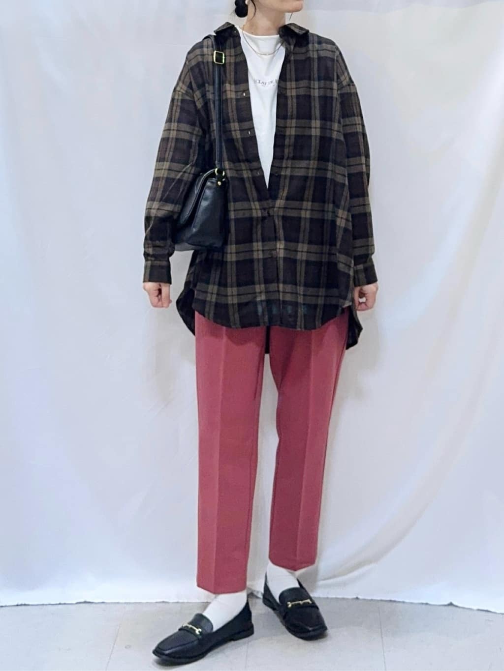 𝐇𝐢𝐫𝐨𝐦𝐢さんの「SHOO･LA･RUE｜【S-LL】美しく見せる ボートネックロンT」を使ったコーディネート