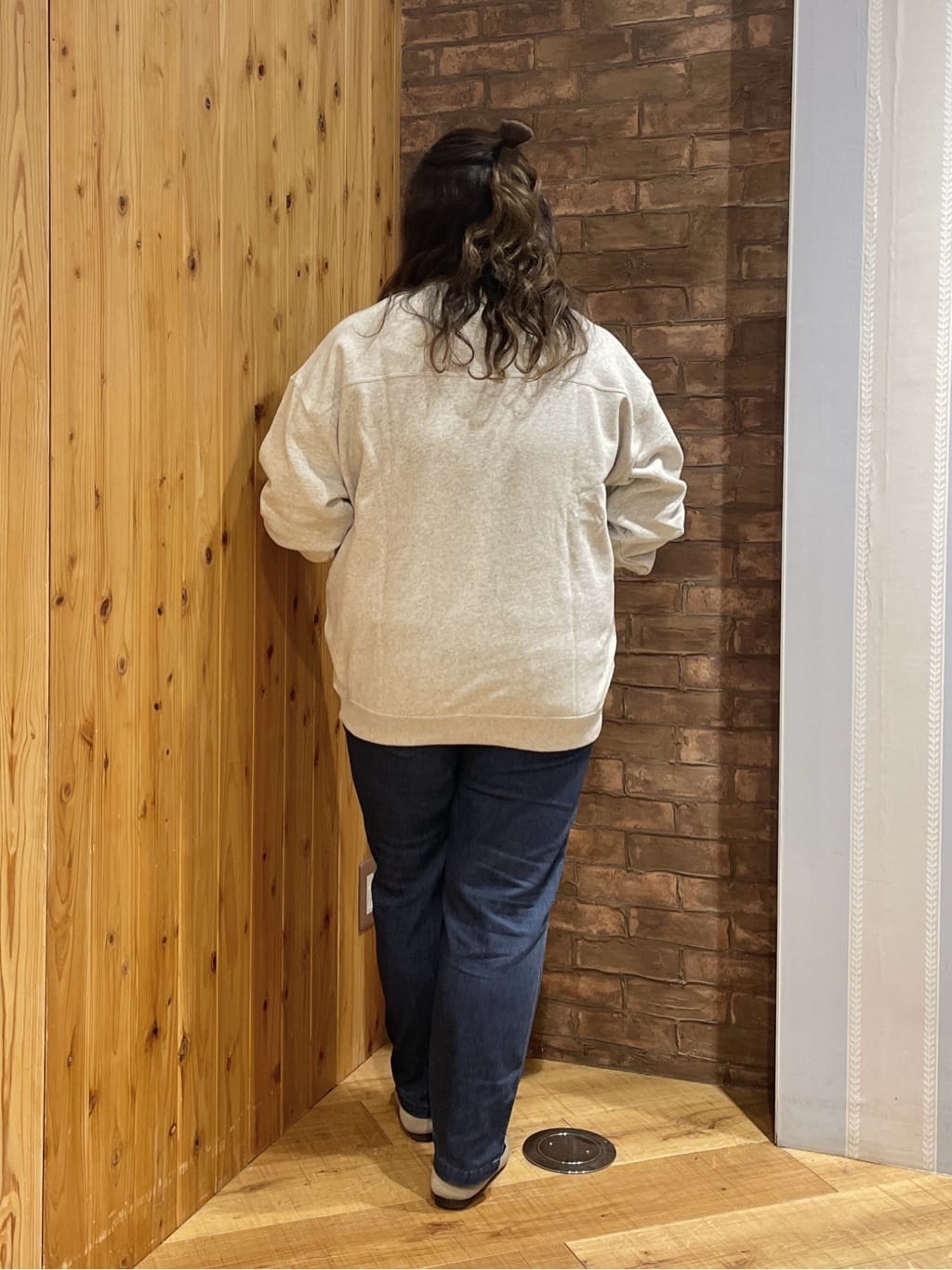 Risaさんの「SHOO･LA･RUE｜【高レビュー/SS-LL/美脚シルエット】自然に体型カバー イージーデニム テーパードパンツ」を使ったコーディネート