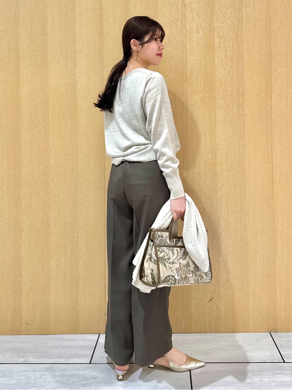 nanaさんの「UNTITLED｜【アンサンブル可/洗える】シルクウールカシミヤ ドルマンスリーブニット」を使ったコーディネート