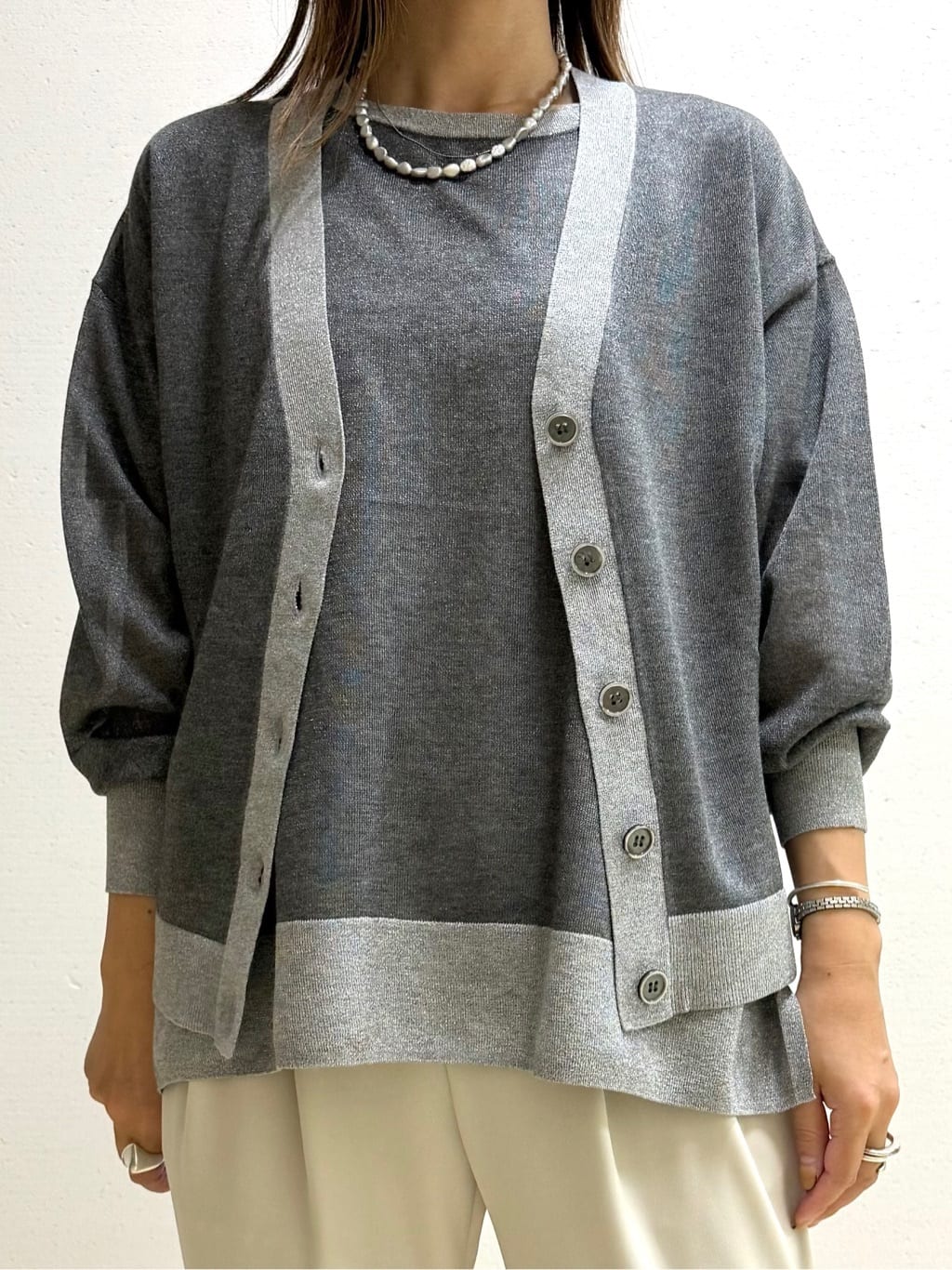 mamiさんの「INDIVI｜人気NO.1【褒められパンツ／高ストレッチ／ウエストゴム】タックテーパードパンツ」を使ったコーディネート