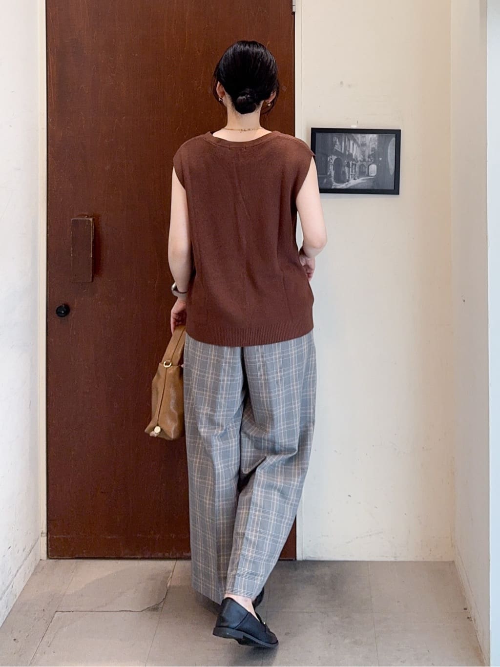 𝐇𝐢𝐫𝐨𝐦𝐢さんの「SHOO･LA･RUE｜【S-LL】ゴールドボタンが上品 大人のニットベスト」を使ったコーディネート