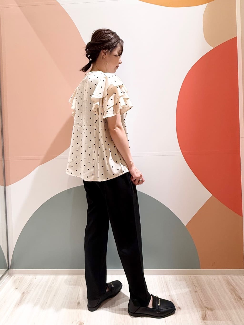 長女さんの「SHOO･LA･RUE｜【無地/ドット柄】お袖フリルが華やぐ きれいめブラウス」を使ったコーディネート