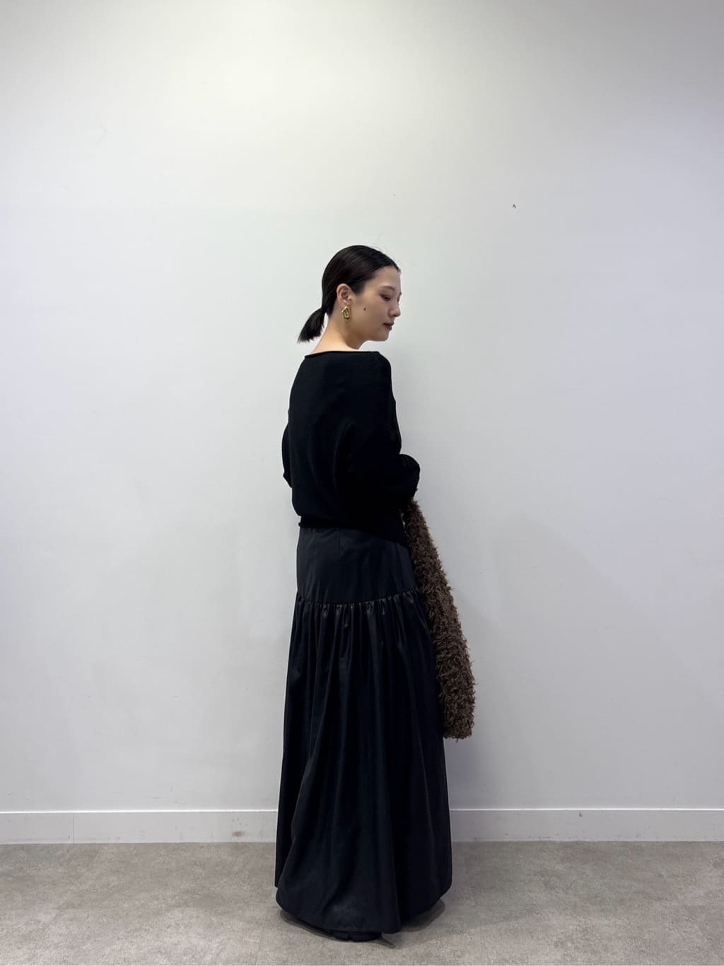 ayanoさんの「INDIVI｜レザーライクマキシスカート」を使ったコーディネート