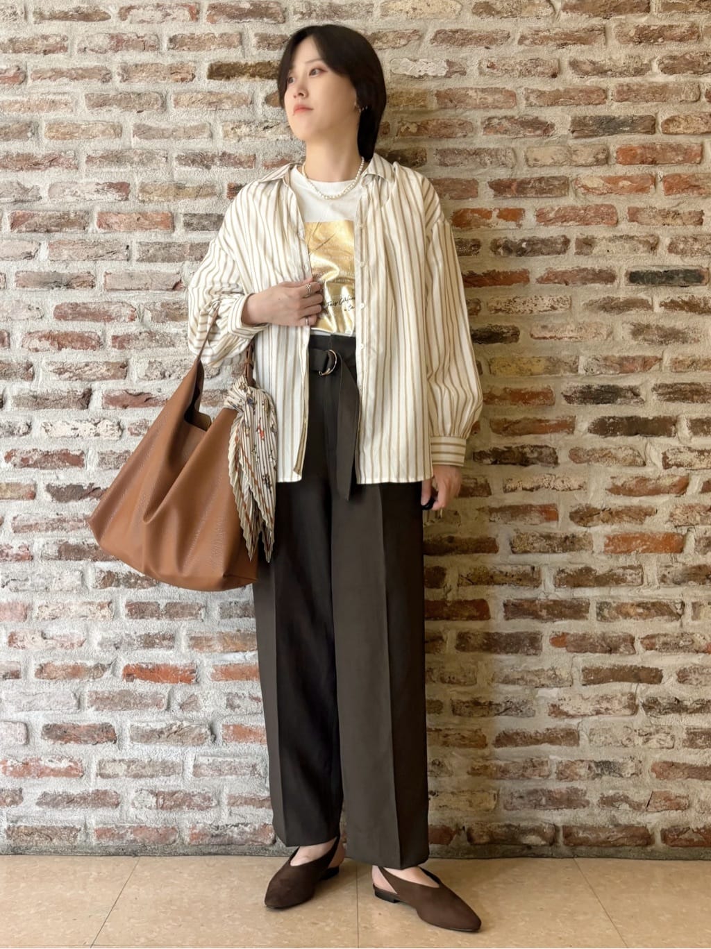しばさんの「THE SHOP TK｜【後ろ姿もサマになる】ストライプ バックシャーリングシャツ/体型カバー/洗える」を使ったコーディネート