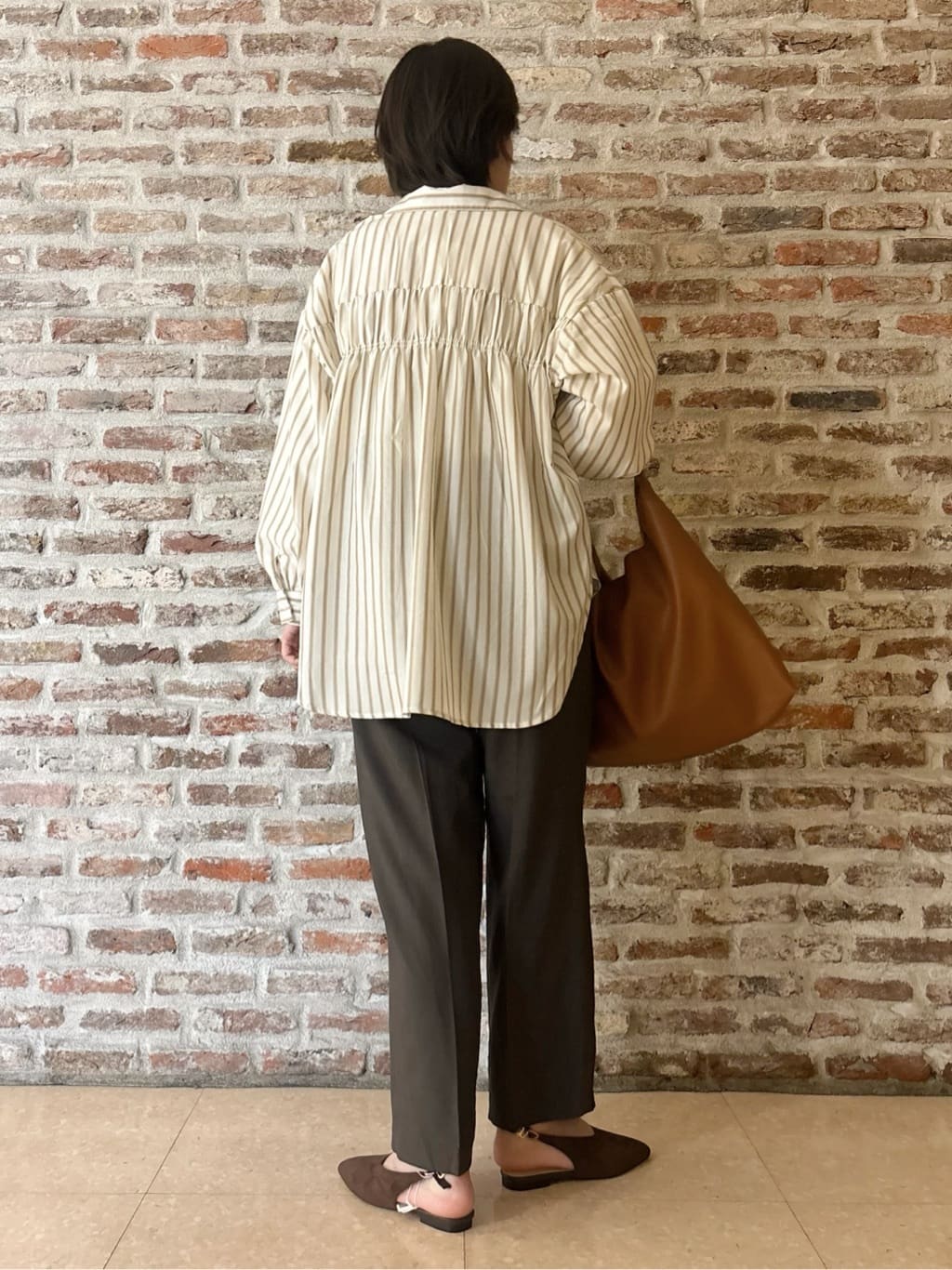 しばさんの「THE SHOP TK｜【後ろ姿もサマになる】ストライプ バックシャーリングシャツ/体型カバー/洗える」を使ったコーディネート
