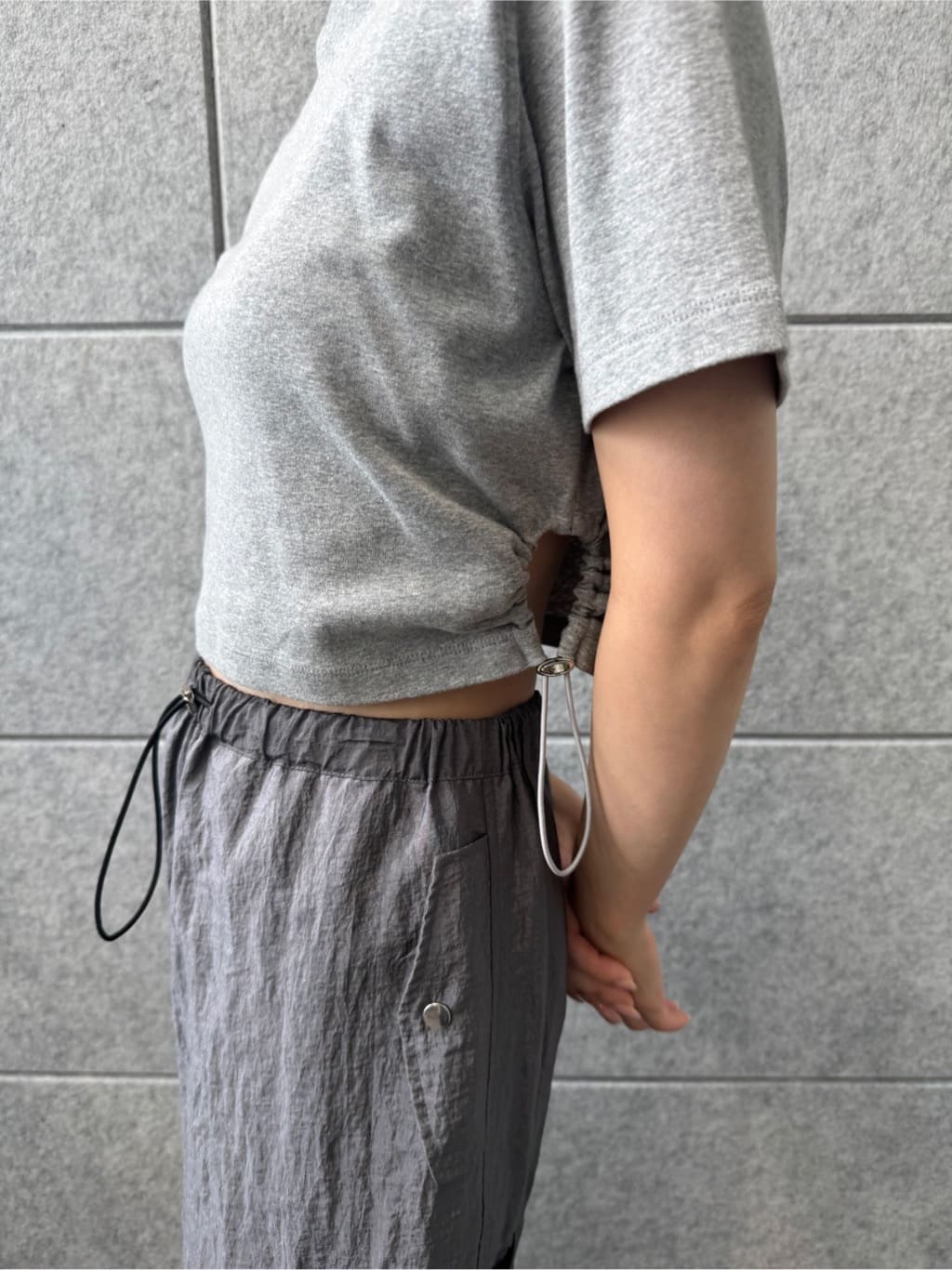 designer yukaさんの「CODE A｜drawstring crop tee」を使ったコーディネート