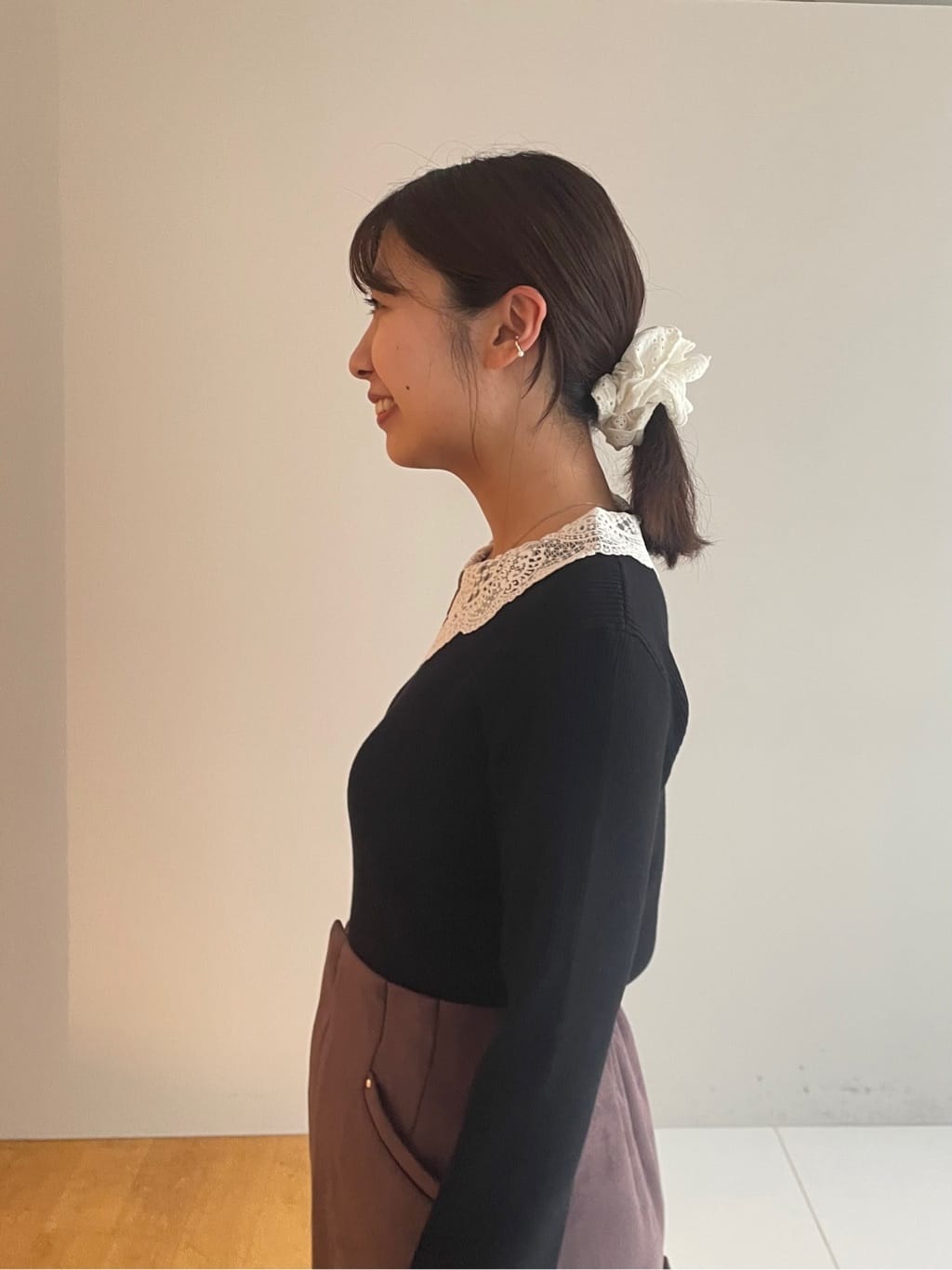 abeさんの「Couture brooch｜【洗える・ストレッチ・通勤】スエード調ダンボールIラインスカート」を使ったコーディネート
