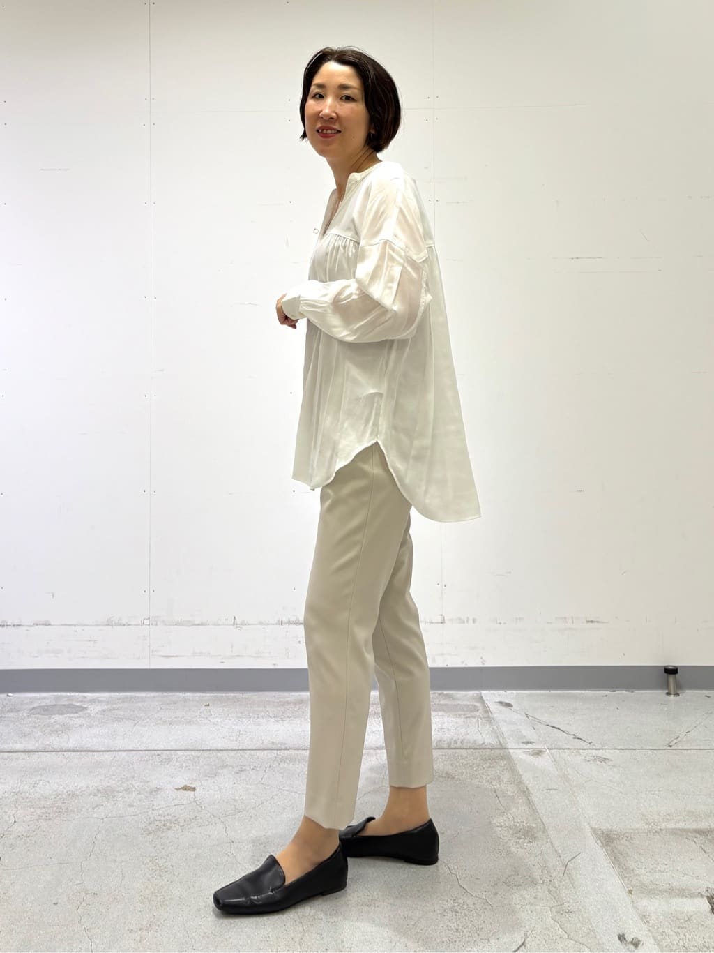 yuriさんの「INDIVI｜【きれいめ／ラメ】シャイニーローン ドレーピーブラウス」を使ったコーディネート