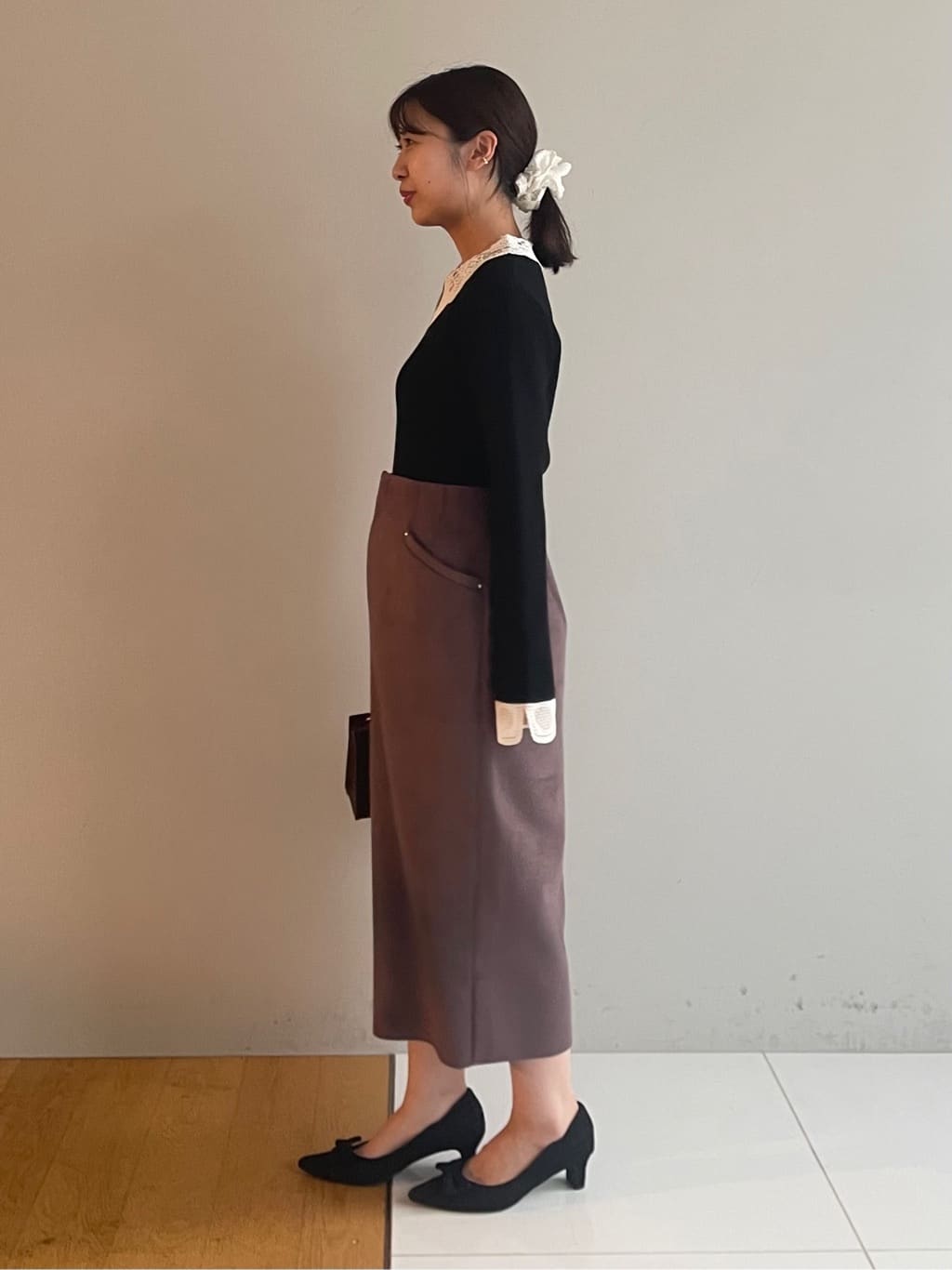 abeさんの「Couture brooch｜【洗える・ストレッチ・通勤】スエード調ダンボールIラインスカート」を使ったコーディネート