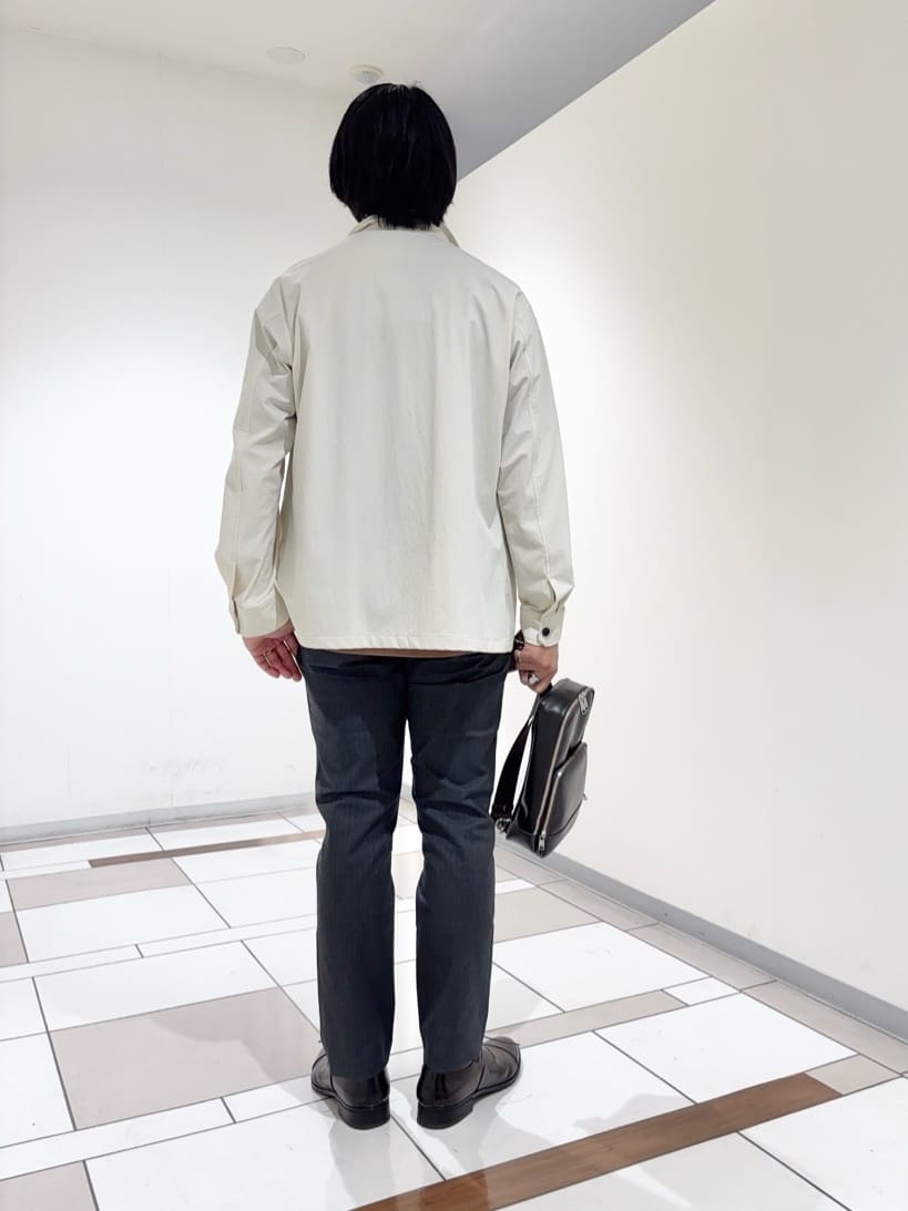 及川さんの「TAKEO KIKUCHI｜【3D ナイロン ストレッチ】スタンドカラー シャツブルゾン」を使ったコーディネート